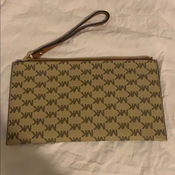 Michael Kors wristlet - Picture 2 of 3